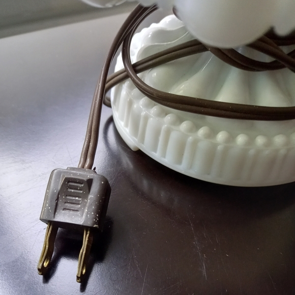 Vintage unique Milk Glass Lamp - Picture 6 of 9